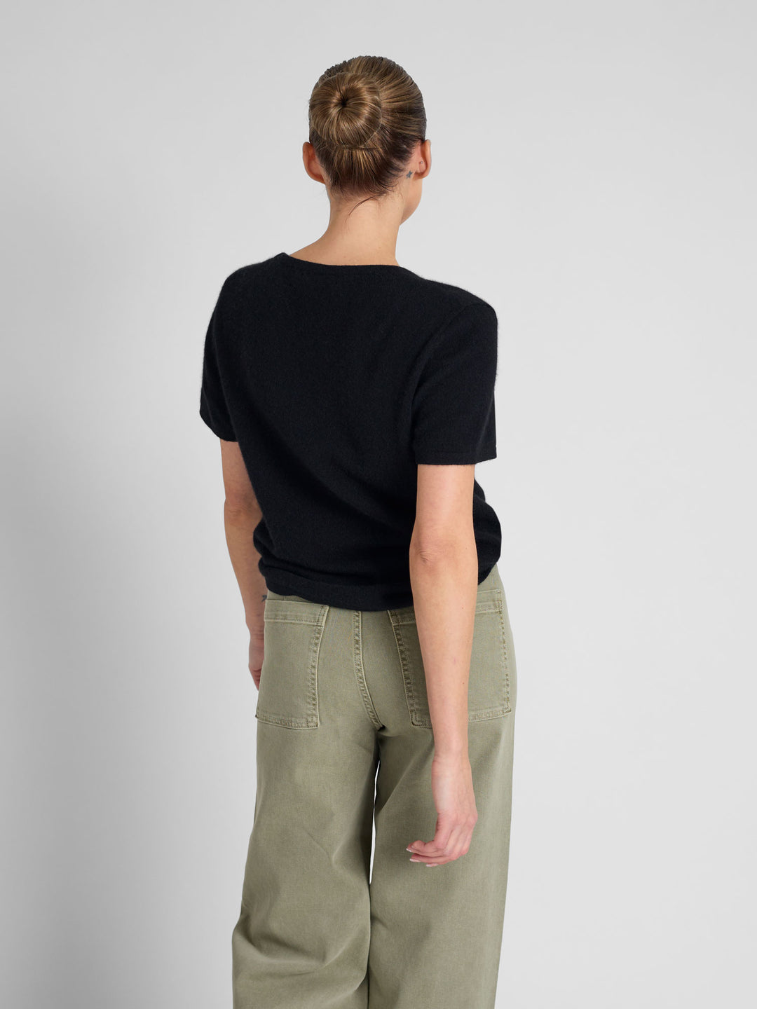 Kashmirgenser t-shirt "Fresh" i 100% ren kashmirull. Norsk design fra Kashmina, Farge: Sort.