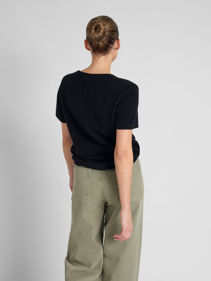 Kashmirgenser t-shirt "Fresh" i 100% ren kashmirull. Norsk design fra Kashmina, Farge: Sort.