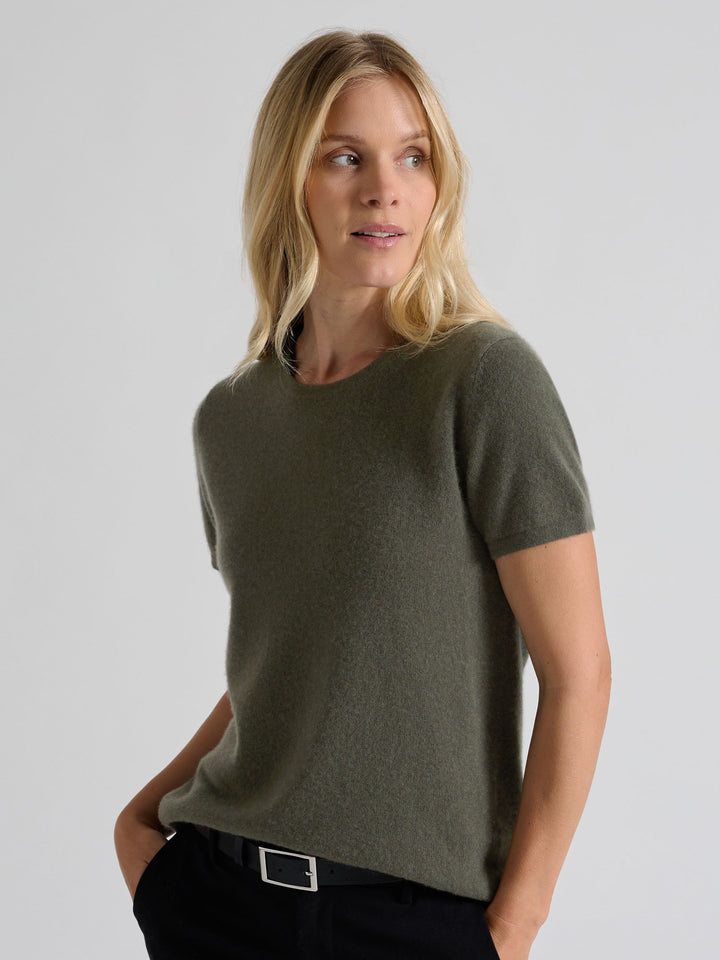 Kashmir t-skjorte "Fresh" i 100% ren cashmere. Norsk design fra Kashmina. Farge: Eucalyptus grønn.