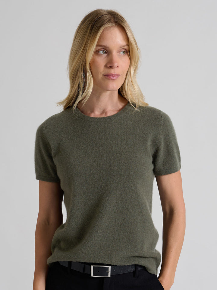 Kashmir t-skjorte "Fresh" i 100% ren cashmere. Norsk design fra Kashmina. Farge: Eucalyptus grønn.