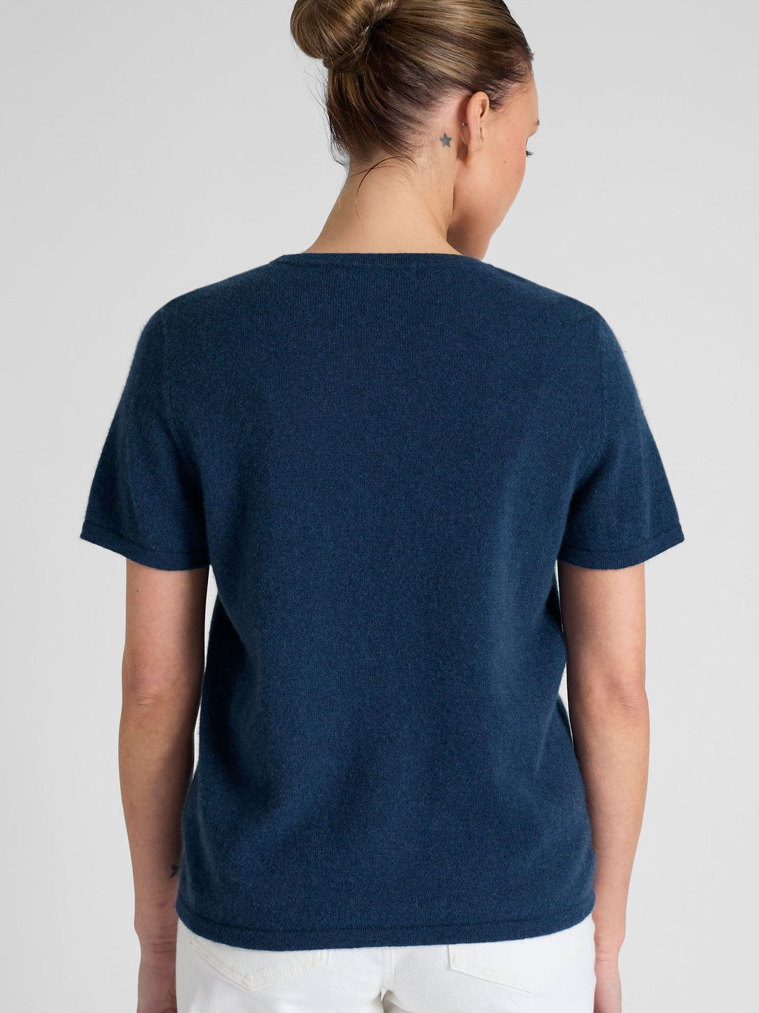 Kashmirgenser t-shirt "Fresh" i 100% ren kashmirull. Norsk design fra Kashmina, Farge: Mountain Blue.