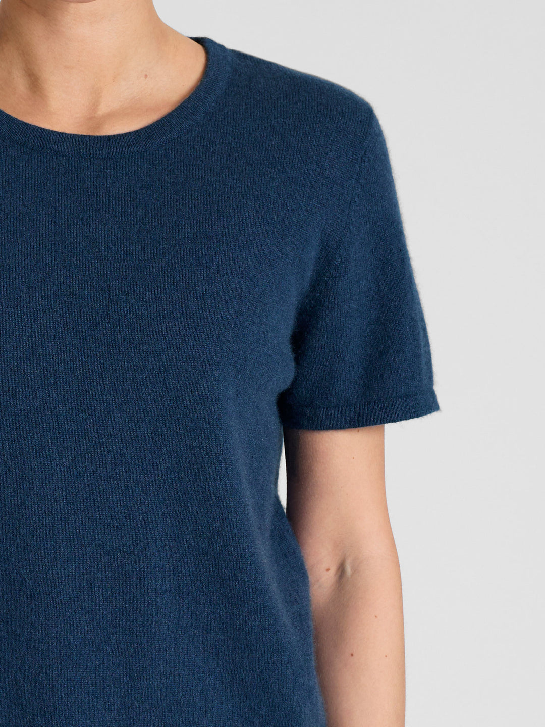 Kashmirgenser t-shirt "Fresh" i 100% ren kashmirull. Norsk design fra Kashmina, Farge: Mountain Blue.