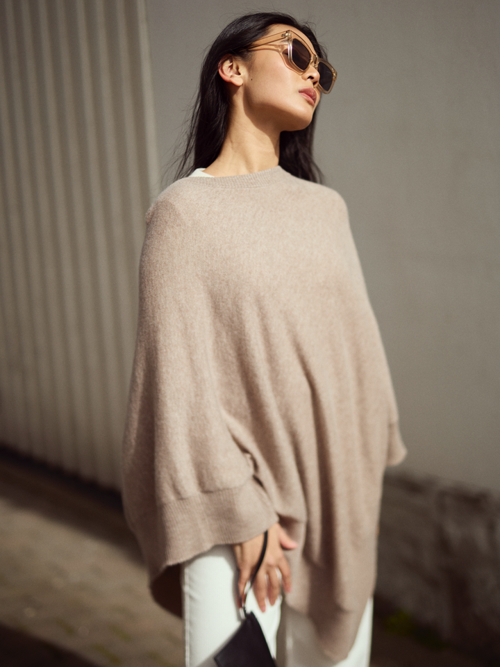 Kashmirponcho "Haddy" i 100% ren kasjmirull. Norsk design fra Kashmina. Farge: Toast.