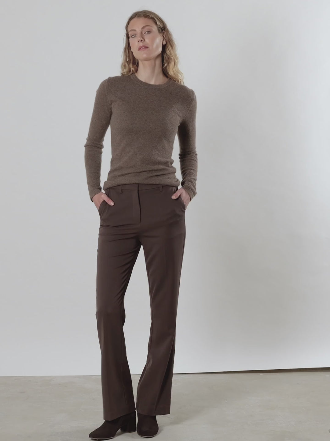 Tettsittende kashmirgenser, "unni" i 100 ren kasjmirull, cashmere. Norsk design fra Kashmina. Farge: Dark Toast.