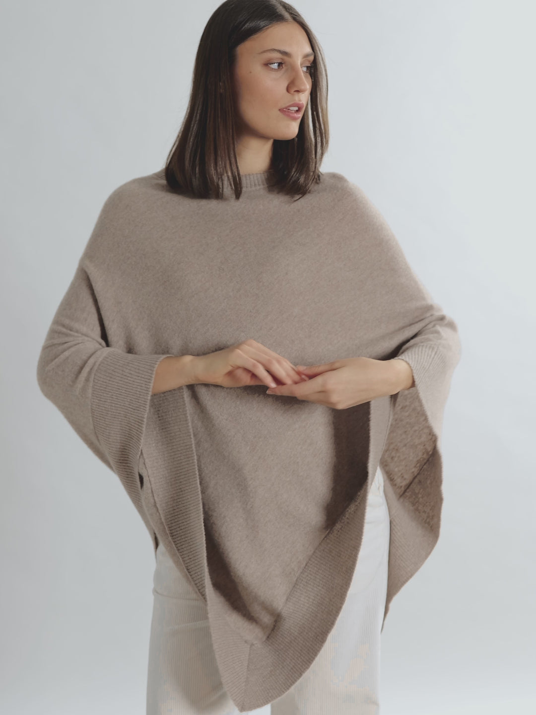 Kashmirponcho "Haddy" i 100% ren kasjmirull. Norsk design fra Kashmina. Farge: Toast.