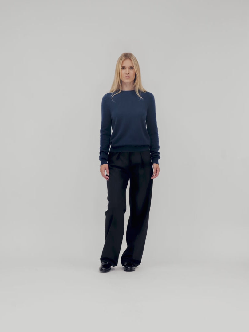 Kashmirgenseren "Thora" med lange ermer og rund hals i 100% ren kasjmirull. Norsk design fra Kashmina. Farge: Mountain Blue.