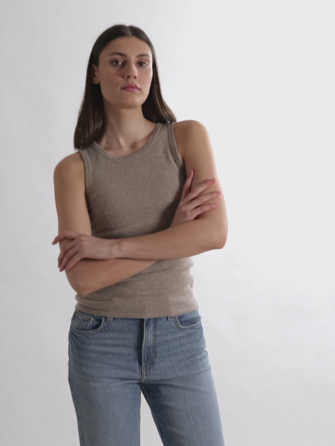 Kashmirtrøye "Tyra" i 100% ren kashmirull. Norsk design fra Kashmina. Farge: Toast.