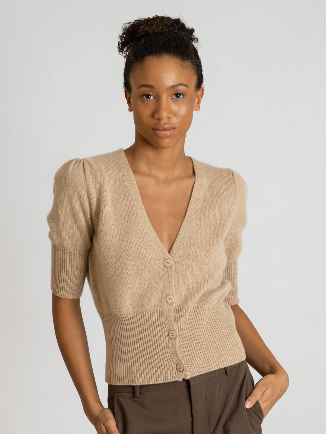 Kashmircardigan "Grace" i 100% ren kashmirull. Norsk design fra Kashmina. Farge: Sand.