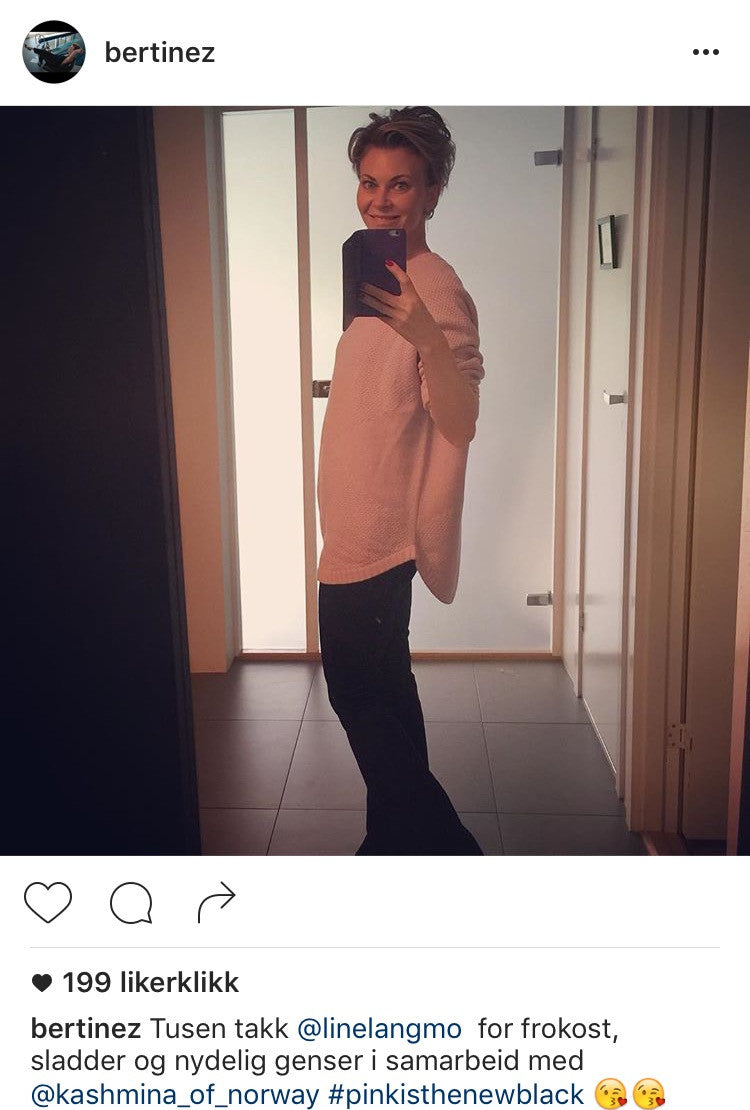 En av Norges mest talentfull artister, Bertine Zetlitz, i perlestrikkgenseren fra Kashmina by Line Langmo-kolleksjonen vår.
