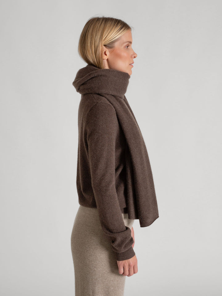 Kashmirskjerf "Signature" i 100% kasjmirull. Farge: Dark Brown. Norsk design fra Kashmina.