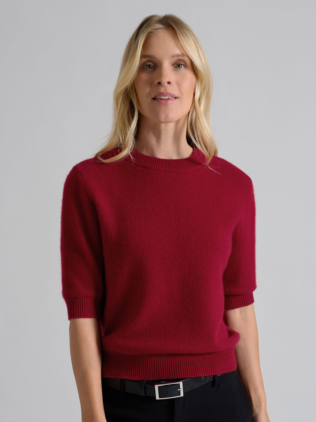 Kortermet kashmirgenser "Aase" i 100% ren kasjmirull. Norsk design fra Kashmina. Farge: Aroma Red.