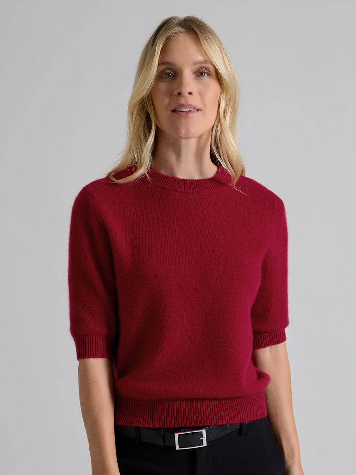 Kortermet kashmirgenser "Aase" i 100% ren kasjmirull. Norsk design fra Kashmina. Farge: Aroma Red.
