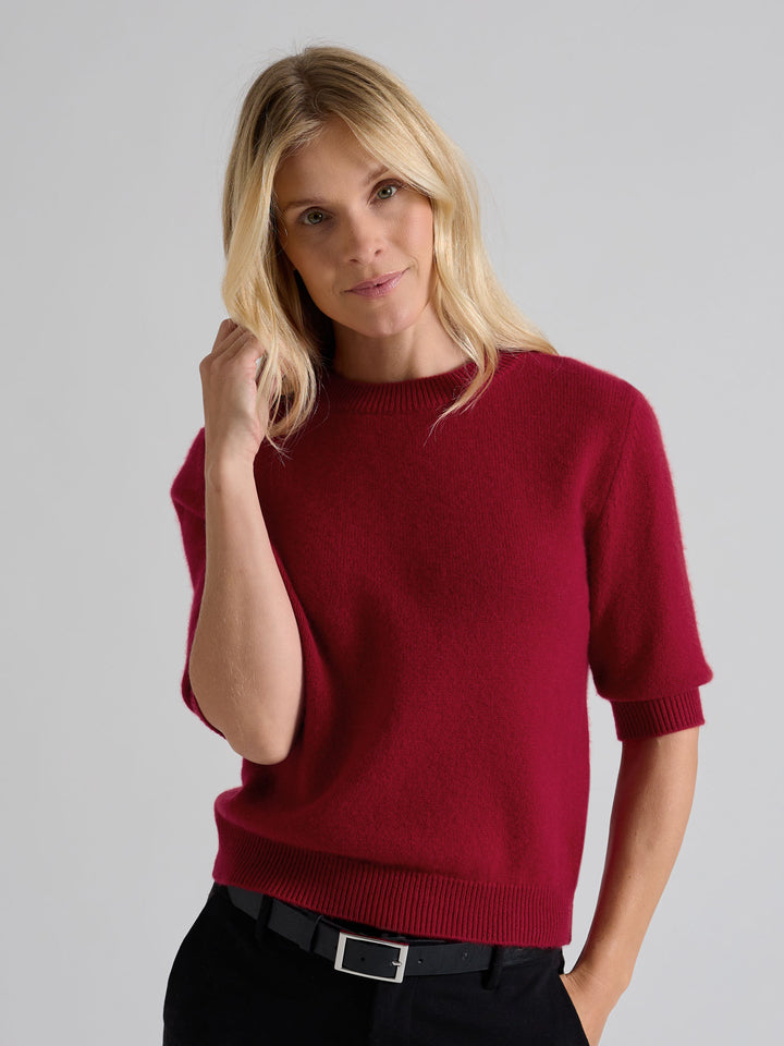 Kortermet kashmirgenser "Aase" i 100% ren kasjmirull. Norsk design fra Kashmina. Farge: Aroma Red.