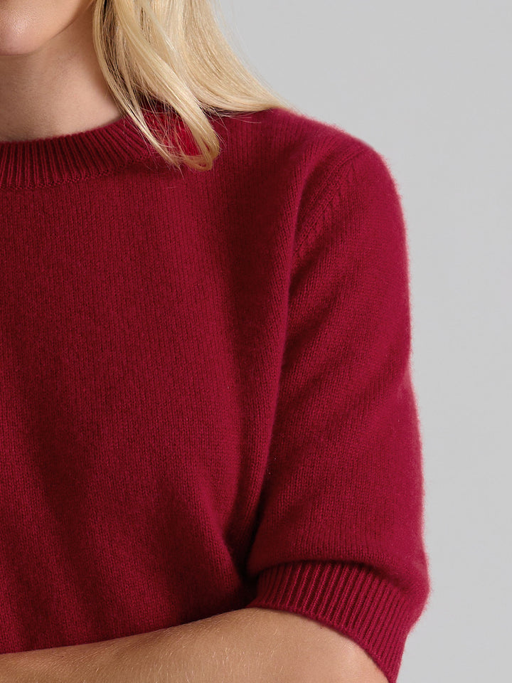 Kortermet kashmirgenser "Aase" i 100% ren kasjmirull. Norsk design fra Kashmina. Farge: Aroma Red.