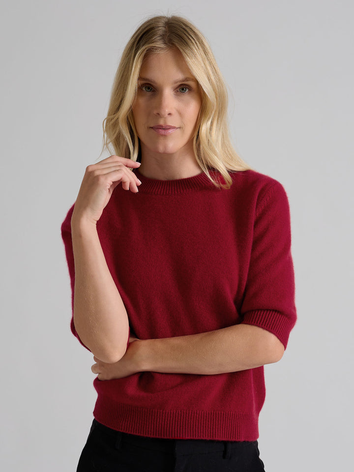 Kortermet kashmirgenser "Aase" i 100% ren kasjmirull. Norsk design fra Kashmina. Farge: Aroma Red.