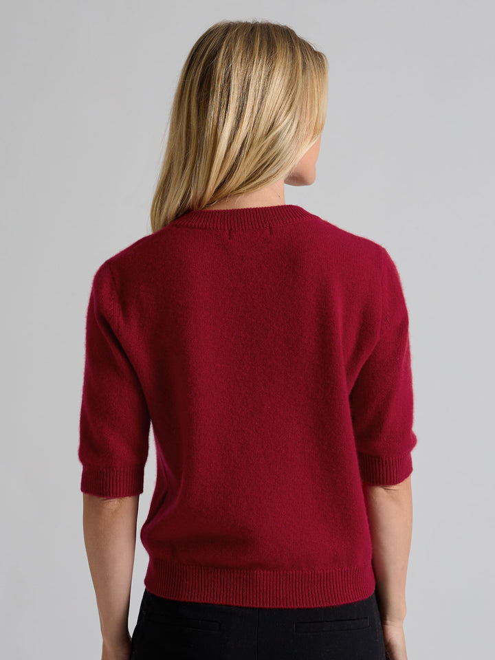 Kortermet kashmirgenser "Aase" i 100% ren kasjmirull. Norsk design fra Kashmina. Farge: Aroma Red.