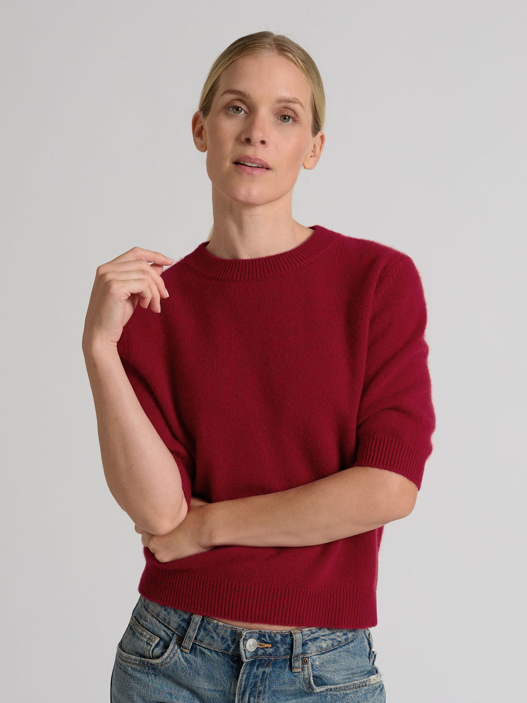 Kortermet kashmirgenser "Aase" i 100% ren kasjmirull. Norsk design fra Kashmina. Farge: Aroma Red.