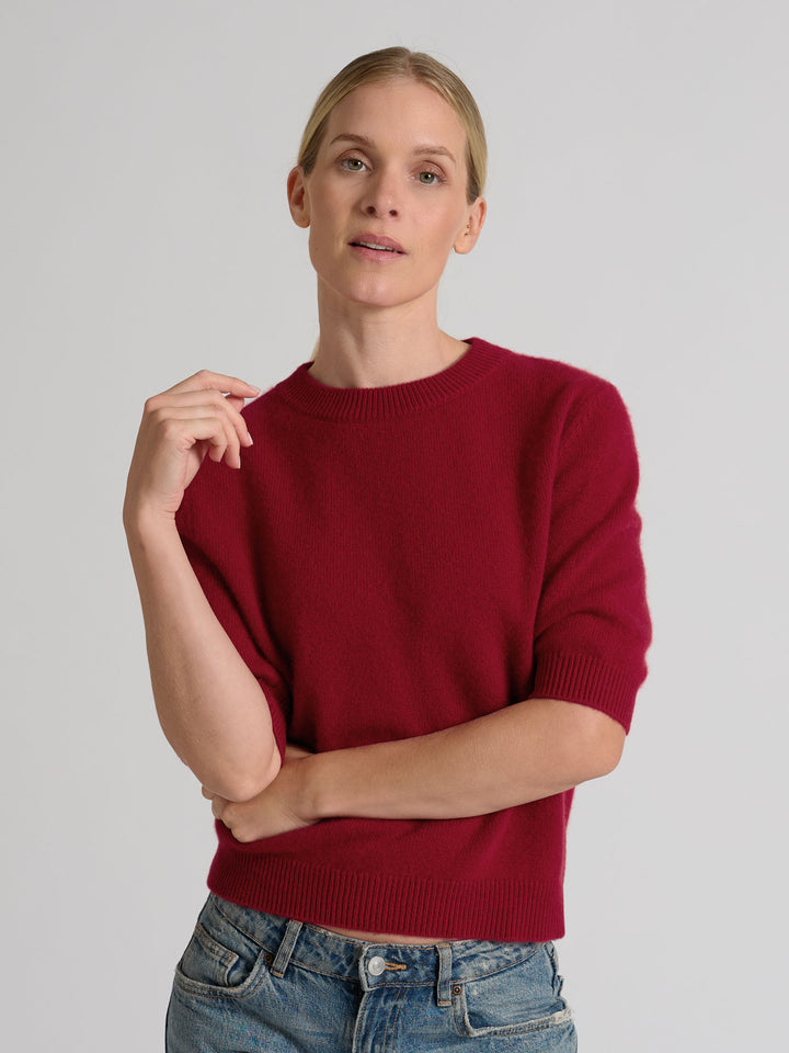 Kortermet kashmirgenser "Aase" i 100% ren kasjmirull. Norsk design fra Kashmina. Farge: Aroma Red.