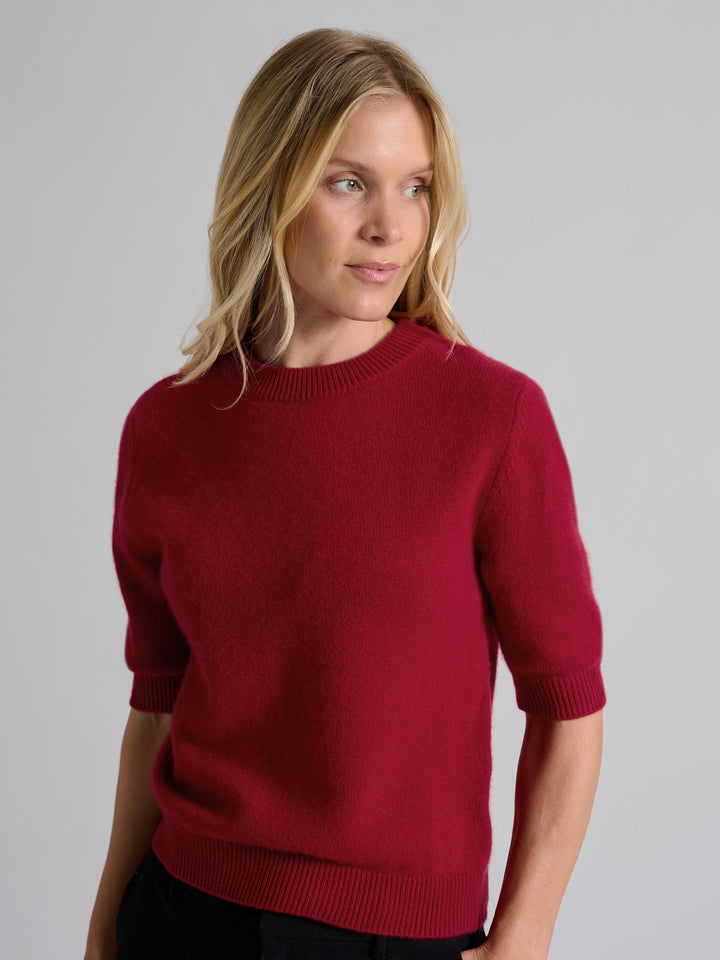 Kortermet kashmirgenser "Aase" i 100% ren kasjmirull. Norsk design fra Kashmina. Farge: Aroma Red.