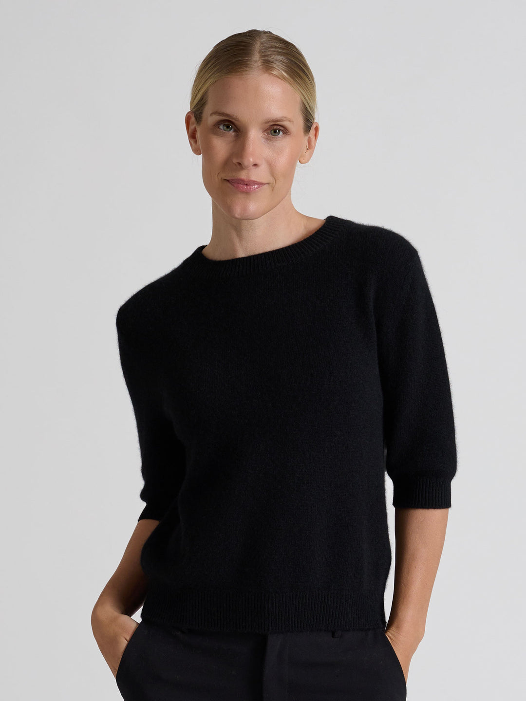 Kortermet kashmirgenser "Aase" i 100% ren kasjmirull. Norsk design fra Kashmina. Farge: Sort.