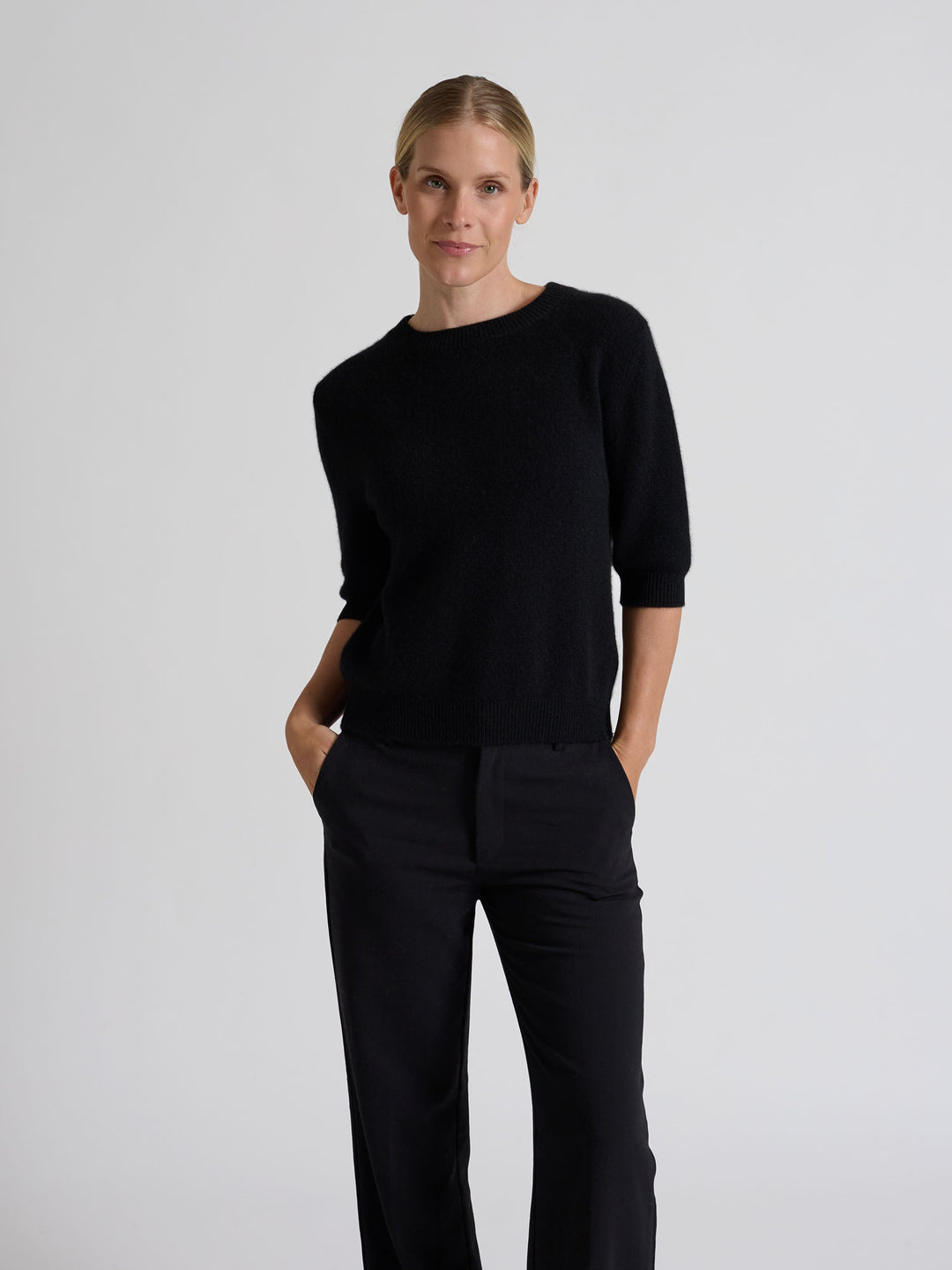 Kortermet kashmirgenser "Aase" i 100% ren kasjmirull. Norsk design fra Kashmina. Farge: Sort.