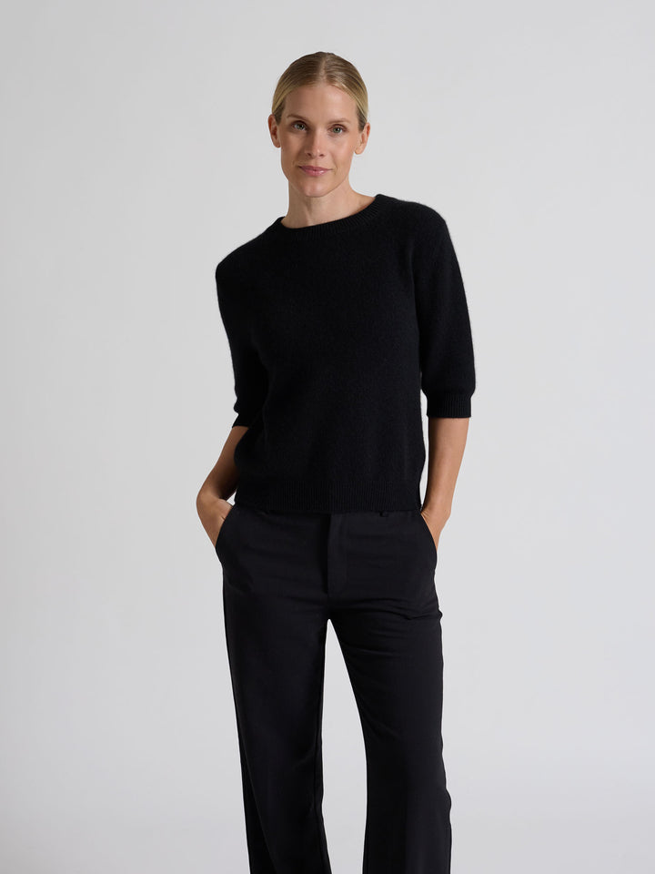 Kortermet kashmirgenser "Aase" i 100% ren kasjmirull. Norsk design fra Kashmina. Farge: Sort.