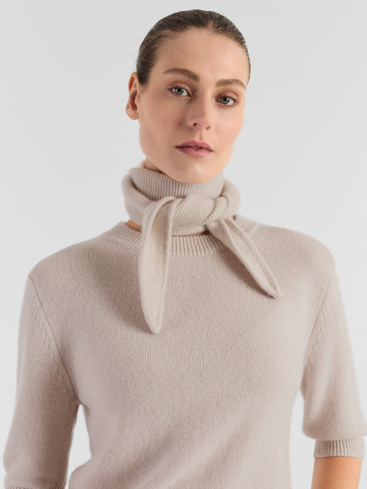 Kortermet kashmirgenser "Aase" i 100% ren kasjmirull. Norsk design fra Kashmina. Farge: Cream.