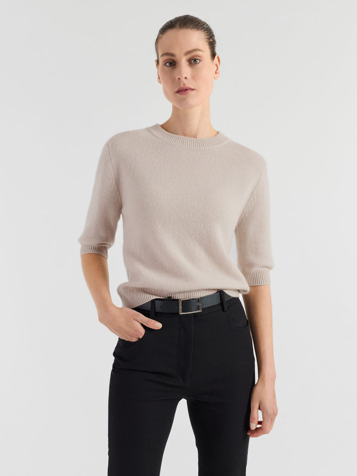 Kortermet kashmirgenser "Aase" i 100% ren kasjmirull. Norsk design fra Kashmina. Farge: Cream.
