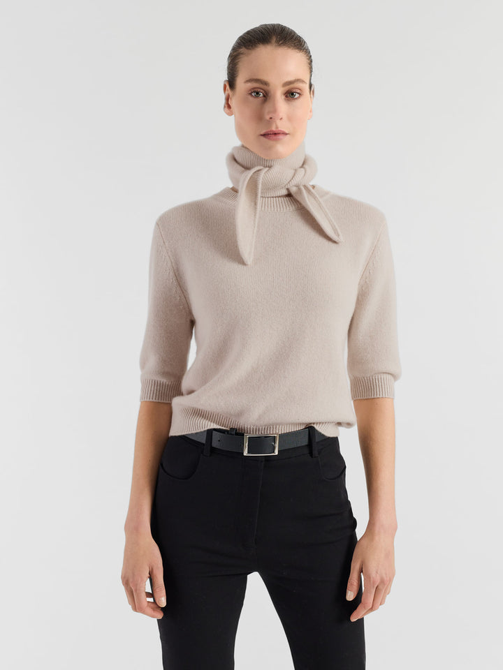 Kortermet kashmirgenser "Aase" i 100% ren kasjmirull. Norsk design fra Kashmina. Farge: Cream.