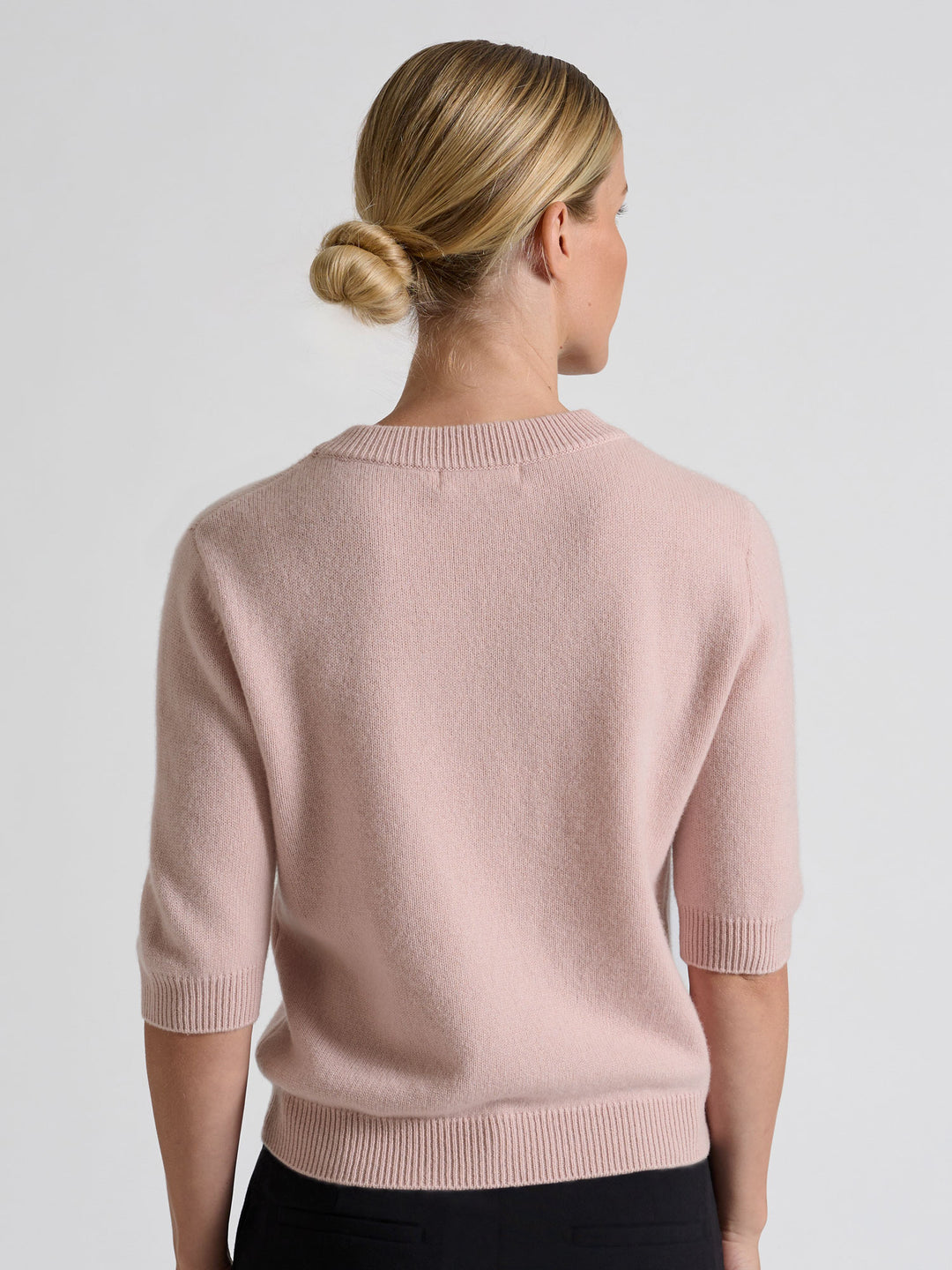 Kortermet kashmirgenser "Aase" i 100% ren kasjmirull. Norsk design fra Kashmina. Farge: Rose glow.