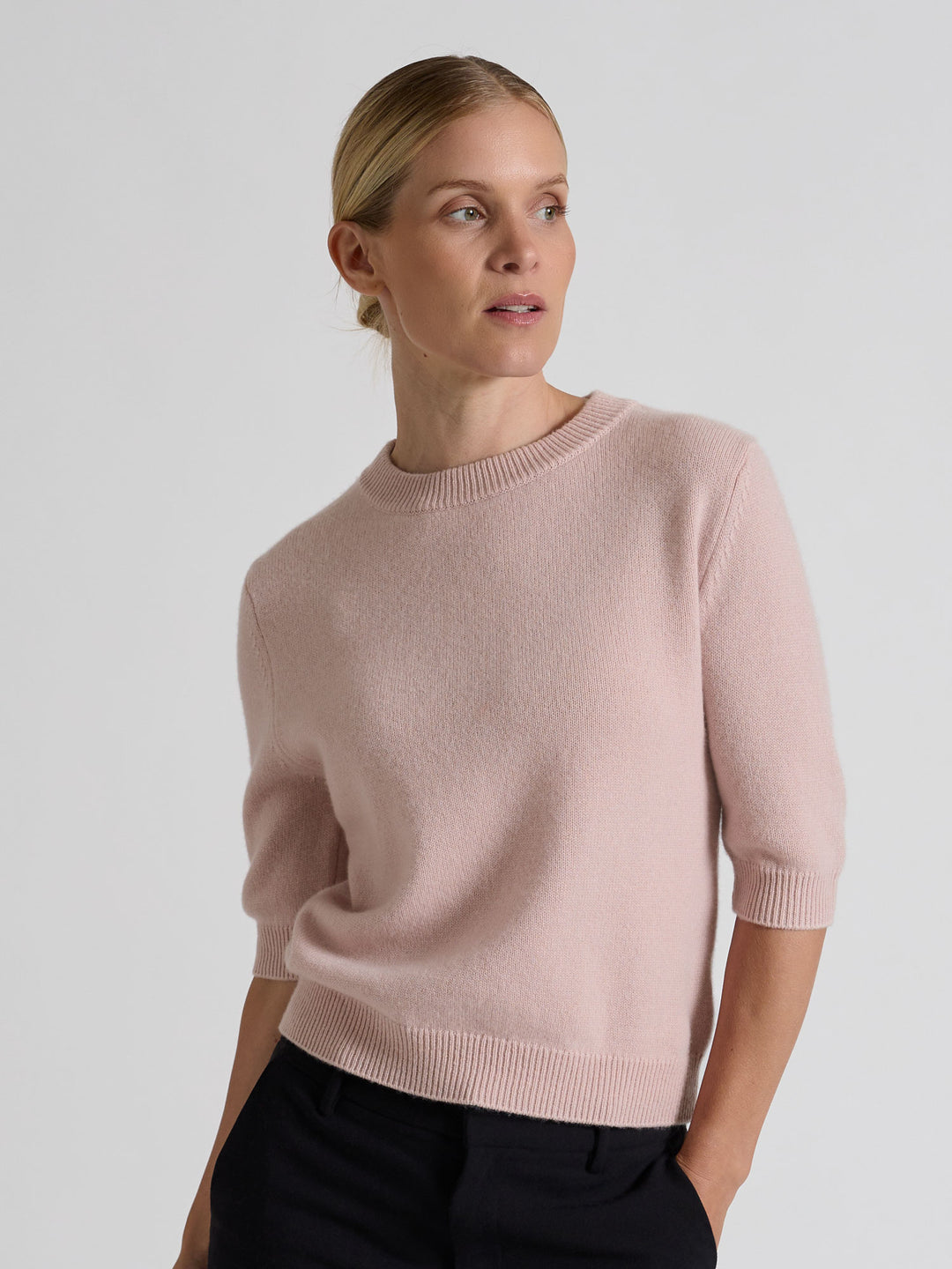 Kortermet kashmirgenser "Aase" i 100% ren kasjmirull. Norsk design fra Kashmina. Farge: Rose glow.