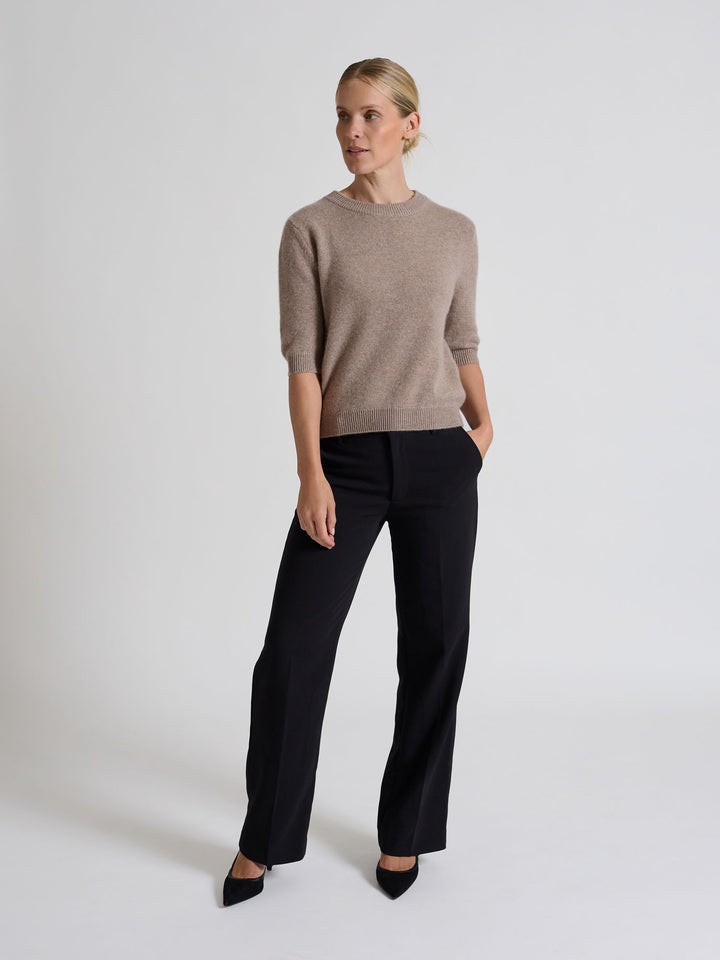 Kortermet kashmirgenser "Aase" i 100% ren kasjmirull. Norsk design fra Kashmina. Farge: Toast.