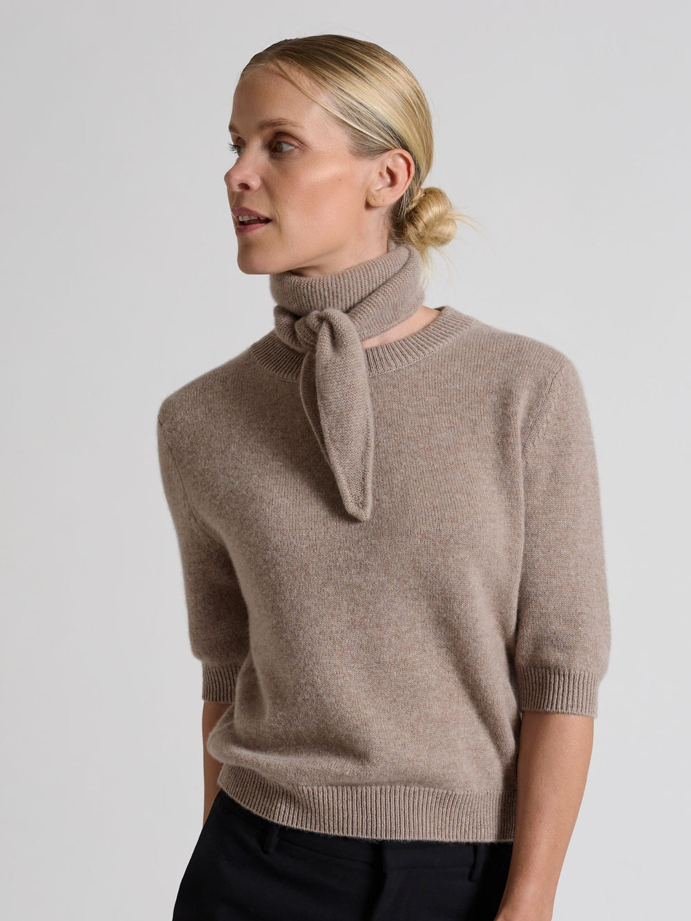 Kortermet kashmirgenser "Aase" i 100% ren kasjmirull. Norsk design fra Kashmina. Farge: Toast.