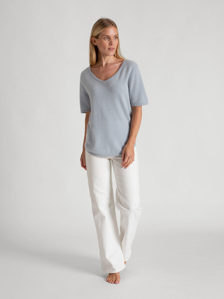 Kashmir T-shirt "Iben" kortermet kashmirgenser i 100% kashmir, fra Kashmina. Farge: Blue horizon.