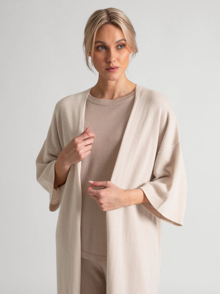  Kashmircardigan "Kaftan" 100% kashmir. Farge perlemor. Norsk design av Kashmina.