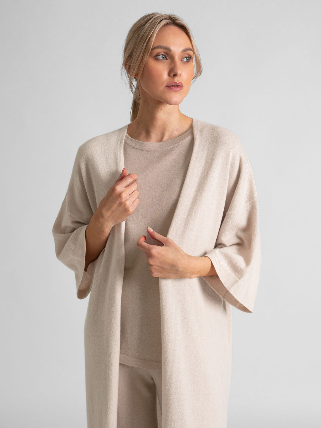  Kashmircardigan "Kaftan" 100% kashmir. Farge perlemor. Norsk design av Kashmina.