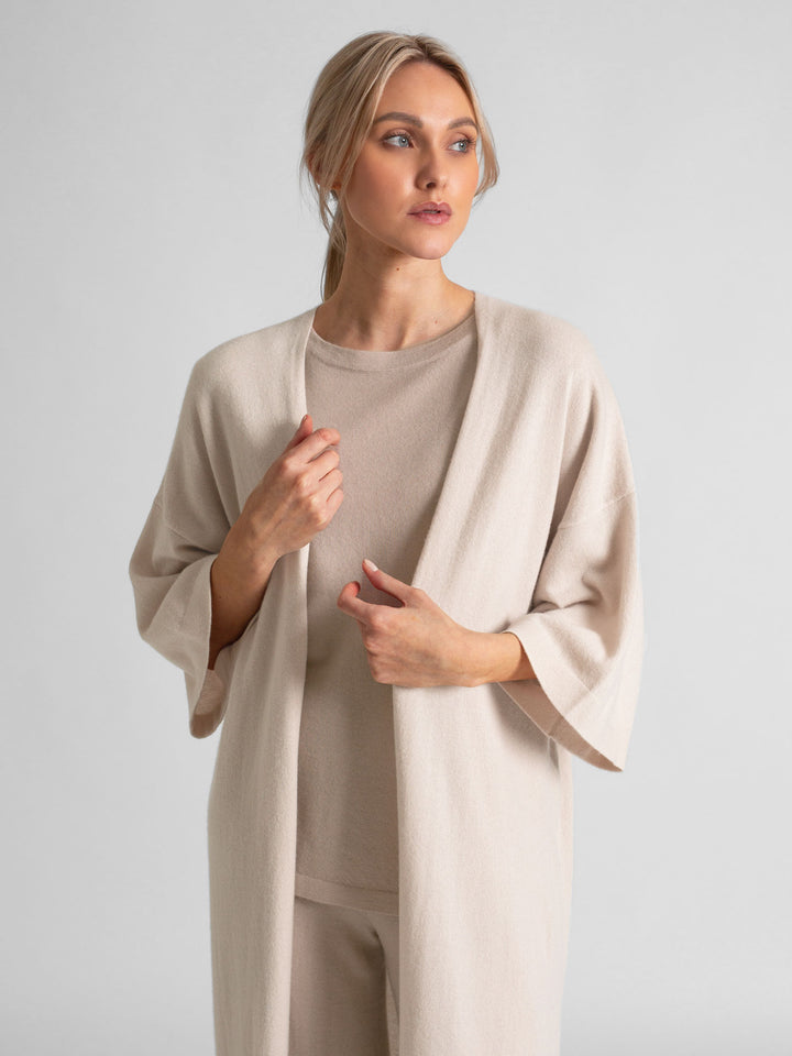  Kashmircardigan "Kaftan" 100% kashmir. Farge perlemor. Norsk design av Kashmina.