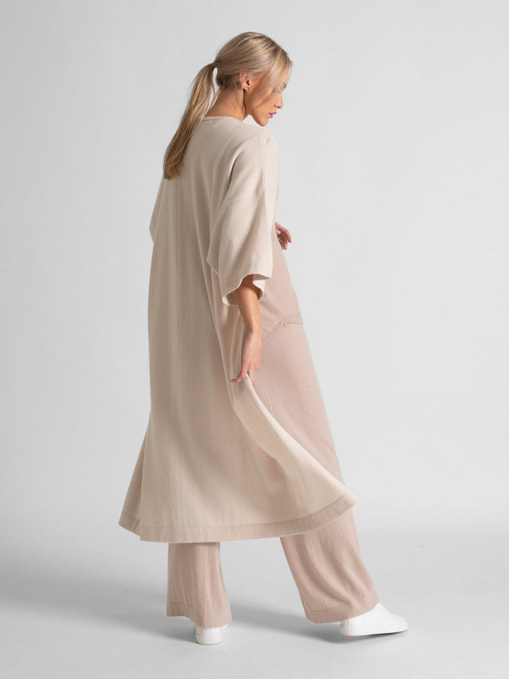 Kashmircardigan "Kaftan" 100% kashmir. Farge perlemor. Norsk design av Kashmina.
