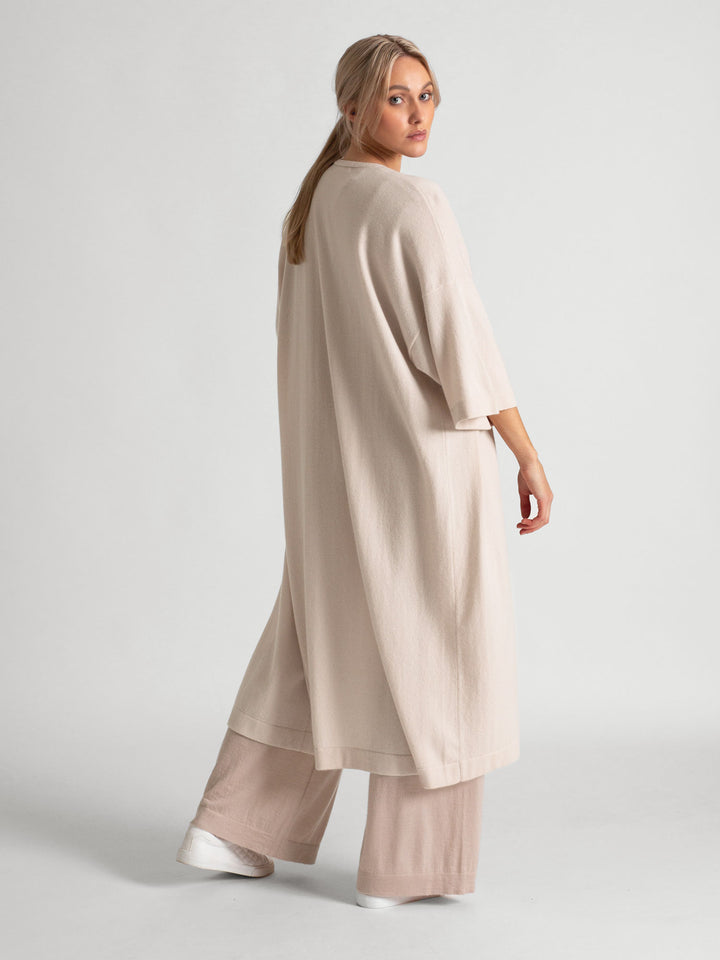  Kashmircardigan "Kaftan" 100% kashmir. Farge perlemor. Norsk design av Kashmina.