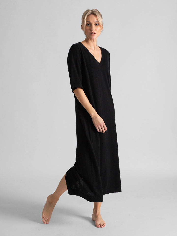 Lang, luftig og lett kashmirkjole i 100% kasjmir. Farge: sort. Norsk design fra Kashmina.
