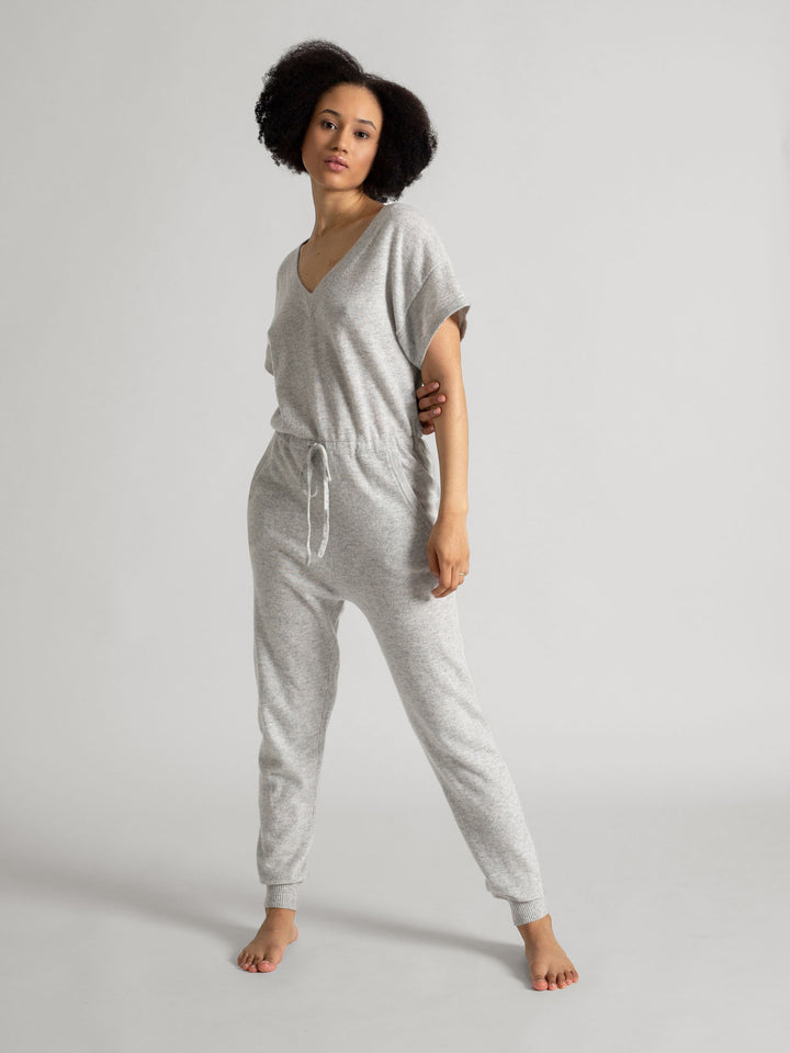 Jumpsuit "Cruising" i 100% kasjmirull. Farge: lys grå. Norsk design fra Kashmina.