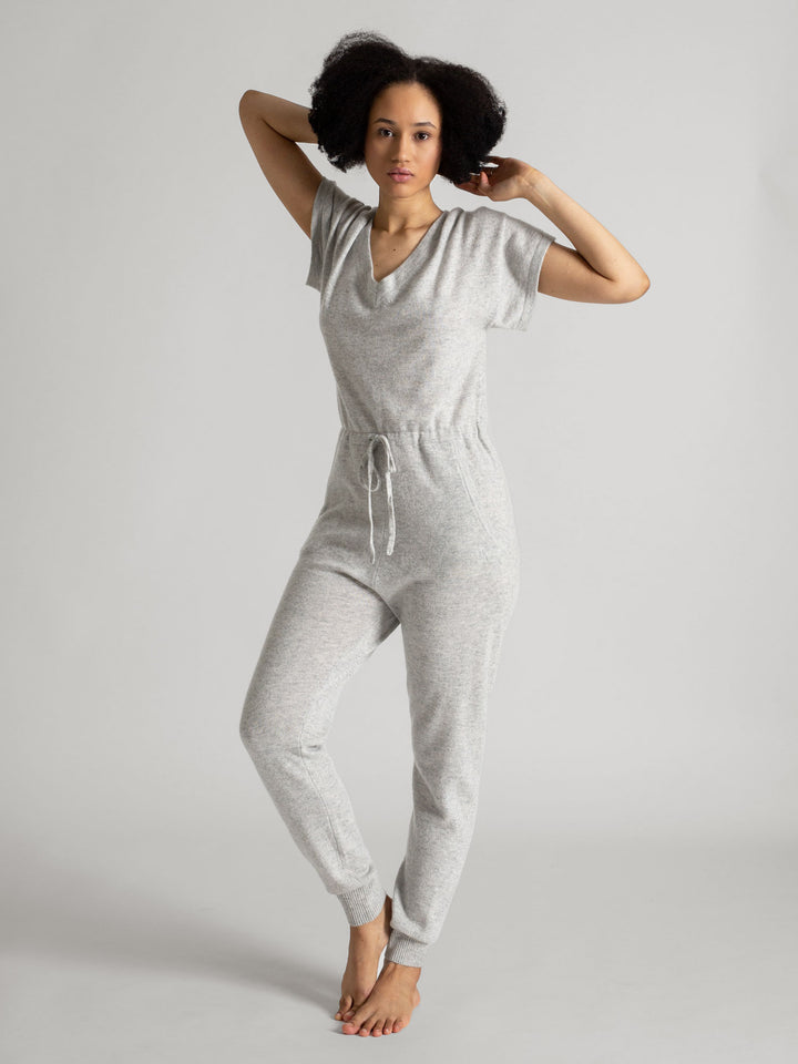 Jumpsuit "Cruising" i 100% kasjmirull. Farge: lys grå. Norsk design fra Kashmina.