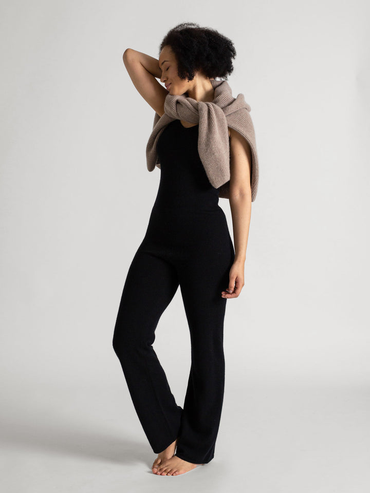 Kashmir jumpsuit "Savasana" i 100% kasjmir. Farge: Sort. Norsk design fra Kashmina.