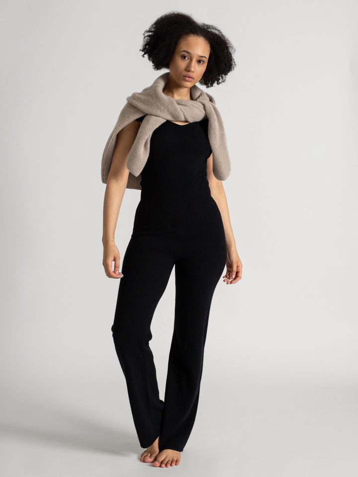 Kashmir jumpsuit "Savasana" i 100% kasjmir. Farge: Sort. Norsk design fra Kashmina.