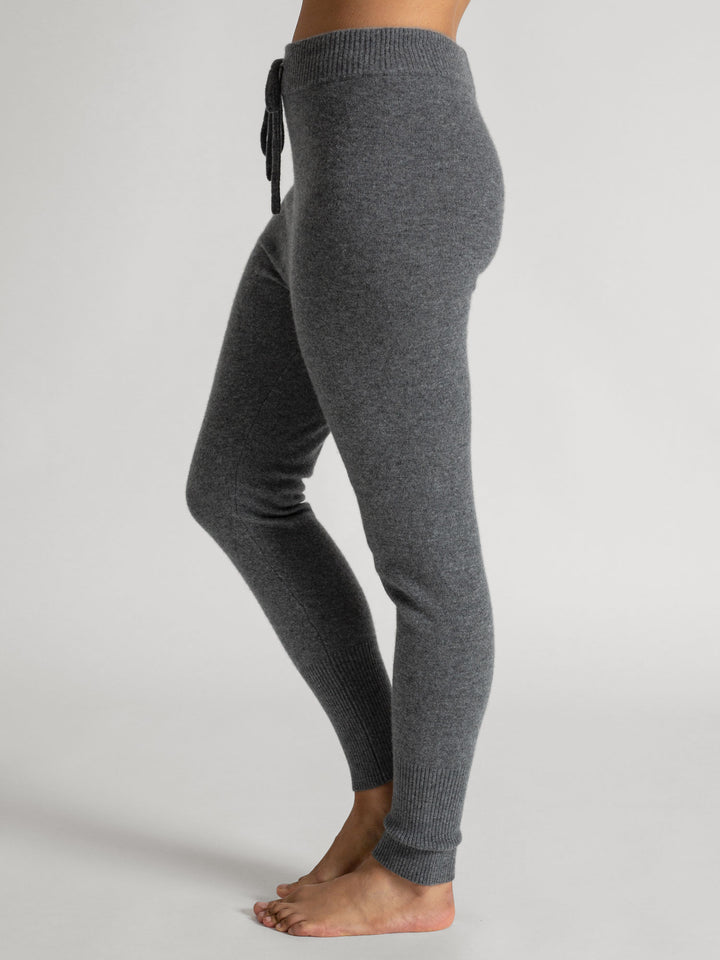 Kashmirbukse "Chill pants" i 100% kashmir. Farge: mørk grå. Norsk design fra Kashmina.