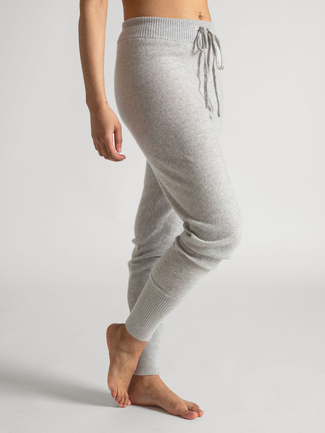 Kashmirbukse "Chill pants" i 100% kashjmir. Farge: Lys Grå. Norsk design fra Kashmina.