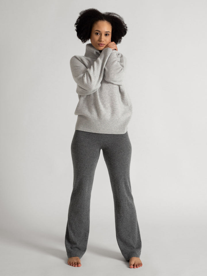 Kashmirbukser "Classic Pants" av 100% Kasjmirull. Farge: Mørk grå. Norsk design fra Kashmina.