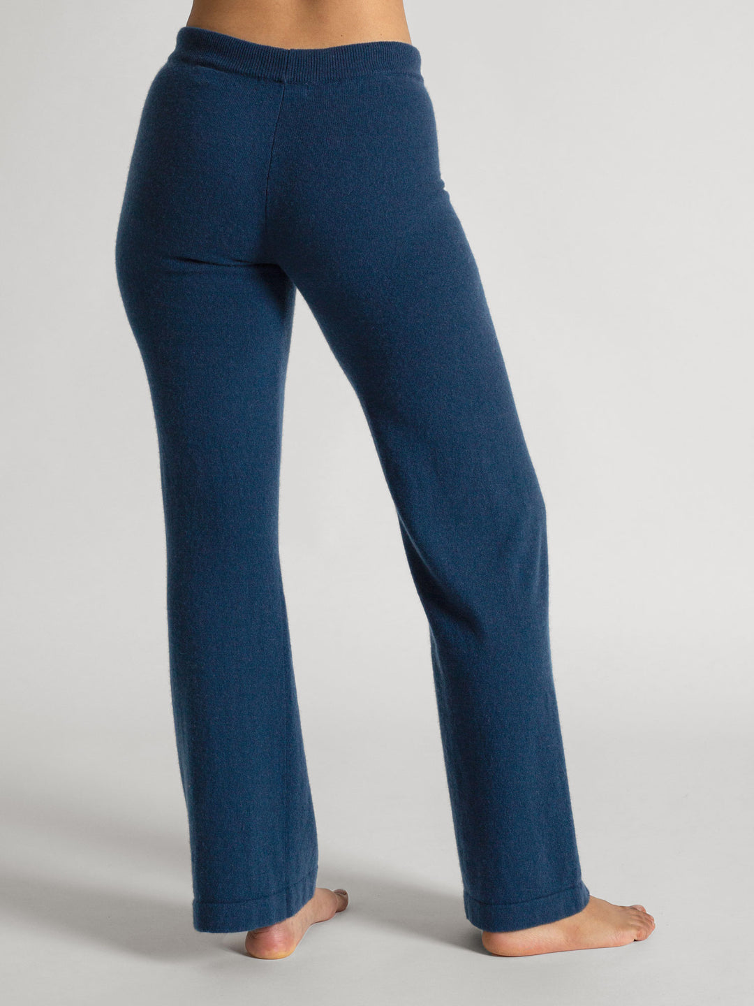 Kashmir bukse "Classic pants" i 100% kashmirull. Farge: Mountain Blue. Norsk design fra Kashmina.