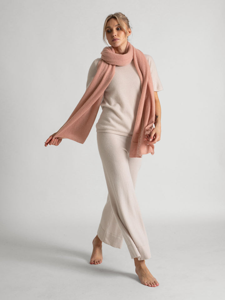 Kashmirskjerf ""Flow" florlett og sommerlig, 100% kashmir fra Kashmina. Fargen Peachy pink rosa