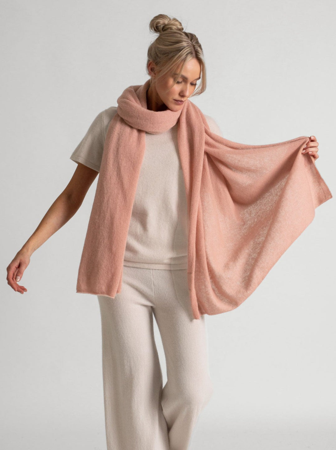 Kashmirskjerf ""Flow" florlett og sommerlig, 100% kashmir fra Kashmina. Fargen Peachy pink rosa